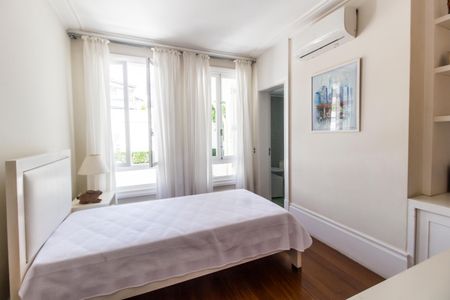 Casa de condomínio à venda com 414m², 4 quartos e 4 vagas Casa de condomínio à venda com 414m², 4 quartos e 4 vagasQuarto 4