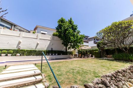 Casa de condomínio à venda com 414m², 4 quartos e 4 vagas Casa de condomínio à venda com 414m², 4 quartos e 4 vagasVista