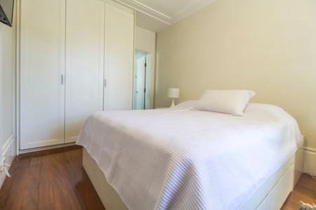 Casa de condomínio à venda com 414m², 4 quartos e 4 vagas Casa de condomínio à venda com 414m², 4 quartos e 4 vagasQuarto 3