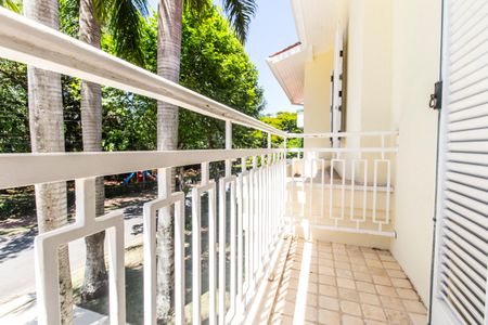 Casa de condomínio à venda com 414m², 4 quartos e 4 vagas Casa de condomínio à venda com 414m², 4 quartos e 4 vagasVaranda