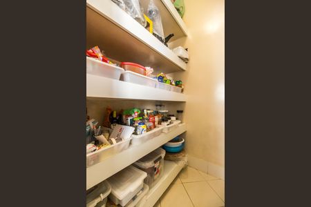 Casa de condomínio à venda com 414m², 4 quartos e 4 vagas Casa de condomínio à venda com 414m², 4 quartos e 4 vagasDespensa