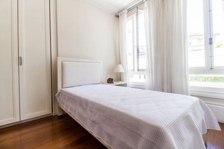 Casa de condomínio à venda com 414m², 4 quartos e 4 vagas Casa de condomínio à venda com 414m², 4 quartos e 4 vagasQuarto 4