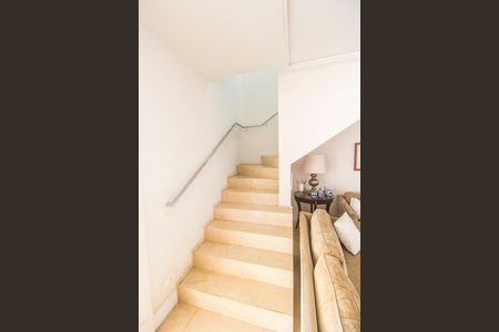 Casa de condomínio à venda com 414m², 4 quartos e 4 vagas Casa de condomínio à venda com 414m², 4 quartos e 4 vagasEscada