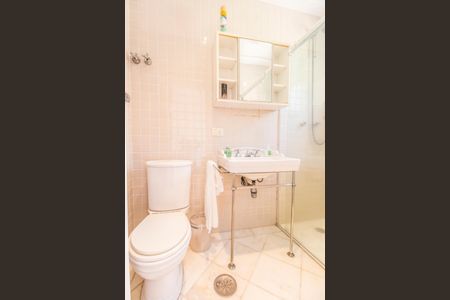 Casa de condomínio à venda com 414m², 4 quartos e 4 vagas Casa de condomínio à venda com 414m², 4 quartos e 4 vagasBanheiro da Suíte