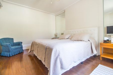 Casa de condomínio à venda com 414m², 4 quartos e 4 vagas Casa de condomínio à venda com 414m², 4 quartos e 4 vagasSuíte 2