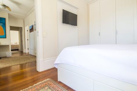 Casa de condomínio à venda com 414m², 4 quartos e 4 vagas Casa de condomínio à venda com 414m², 4 quartos e 4 vagasQuarto 3