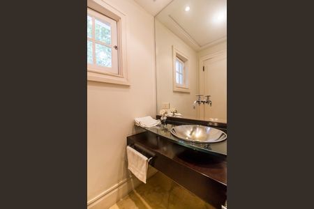 Casa de condomínio à venda com 414m², 4 quartos e 4 vagas Casa de condomínio à venda com 414m², 4 quartos e 4 vagasLavabo