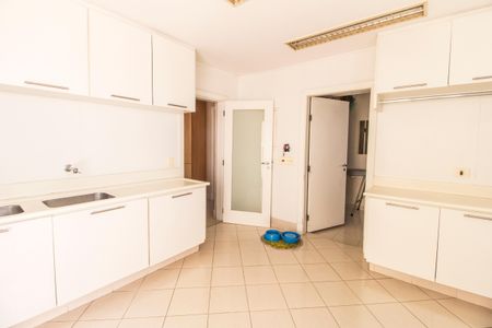 Casa de condomínio à venda com 414m², 4 quartos e 4 vagas Casa de condomínio à venda com 414m², 4 quartos e 4 vagasÁrea de Serviço