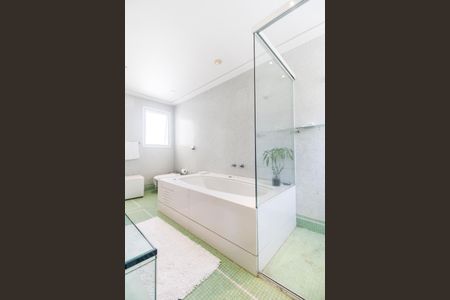 Casa de condomínio à venda com 414m², 4 quartos e 4 vagas Casa de condomínio à venda com 414m², 4 quartos e 4 vagasBanheiro da Suíte