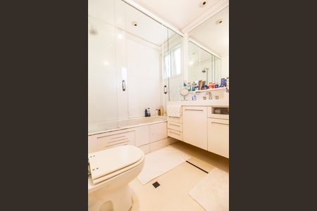 Casa de condomínio à venda com 414m², 4 quartos e 4 vagas Casa de condomínio à venda com 414m², 4 quartos e 4 vagasBanheiro da Suíte