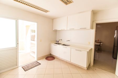 Casa de condomínio à venda com 414m², 4 quartos e 4 vagas Casa de condomínio à venda com 414m², 4 quartos e 4 vagasÁrea de Serviço