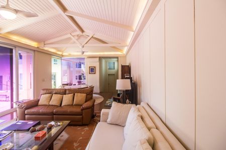 Casa de condomínio à venda com 414m², 4 quartos e 4 vagas Casa de condomínio à venda com 414m², 4 quartos e 4 vagasÁrea comum - Salão de festas