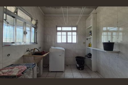 Casa à venda com 250m², 4 quartos e 2 vagas Casa à venda com 250m², 4 quartos e 2 vagasLavanderia