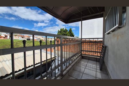 Casa à venda com 250m², 4 quartos e 2 vagas Casa à venda com 250m², 4 quartos e 2 vagasLavanderia