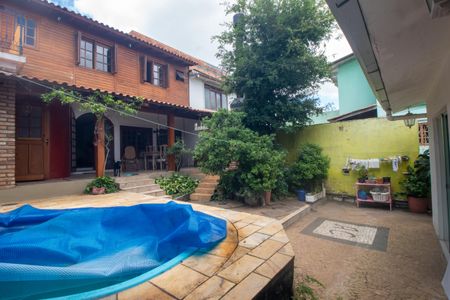 Casa à venda com 200m², 3 quartos e 2 vagas Casa à venda com 200m², 3 quartos e 2 vagasPiscina