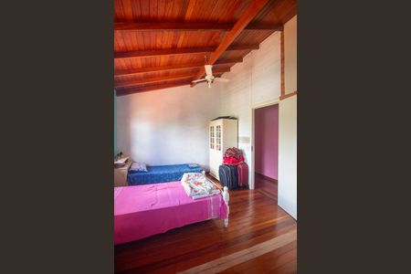 Casa à venda com 200m², 3 quartos e 2 vagas Casa à venda com 200m², 3 quartos e 2 vagasSuite