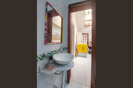 Casa à venda com 200m², 3 quartos e 2 vagas Casa à venda com 200m², 3 quartos e 2 vagasBanheiro