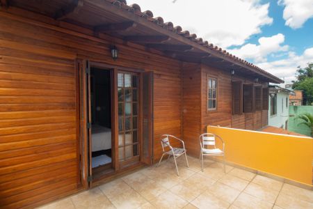 Casa à venda com 200m², 3 quartos e 2 vagas Casa à venda com 200m², 3 quartos e 2 vagasVaranda