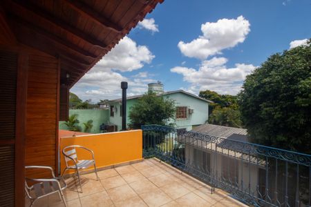 Casa à venda com 200m², 3 quartos e 2 vagas Casa à venda com 200m², 3 quartos e 2 vagasVaranda