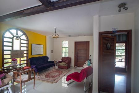 Casa à venda com 200m², 3 quartos e 2 vagas Casa à venda com 200m², 3 quartos e 2 vagasSala