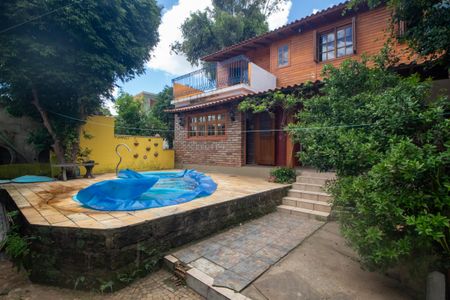 Casa à venda com 200m², 3 quartos e 2 vagas Casa à venda com 200m², 3 quartos e 2 vagasPiscina