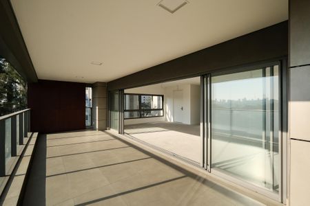 Apartamento à venda com 260m², 3 quartos e 3 vagas Apartamento à venda com 260m², 3 quartos e 3 vagasVaranda