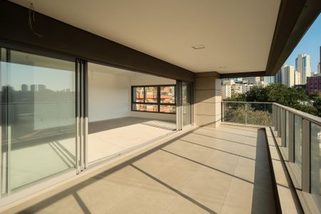Apartamento à venda com 260m², 3 quartos e 3 vagas Apartamento à venda com 260m², 3 quartos e 3 vagasVaranda
