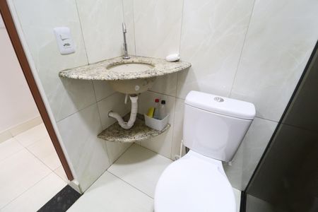 Banheiro de kitnet/studio para alugar com 1 quarto, 25m² em Martins, Uberlândia