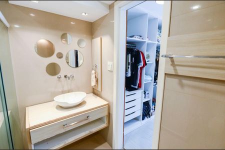 Apartamento à venda com 158m², 3 quartos e 1 vaga Apartamento à venda com 158m², 3 quartos e 1 vagaBanheiro da suíte