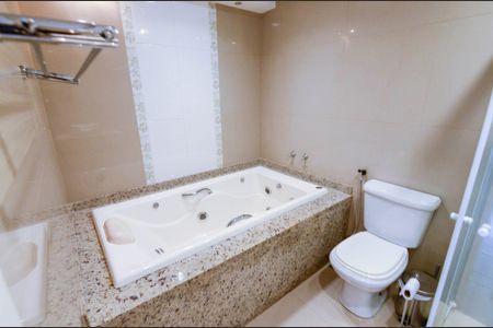 Apartamento à venda com 158m², 3 quartos e 1 vaga Apartamento à venda com 158m², 3 quartos e 1 vagaBanheiro da suíte