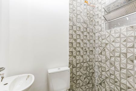 Banheiro de casa para alugar com 1 quarto, 20m² em Jardim Seckler, São Paulo