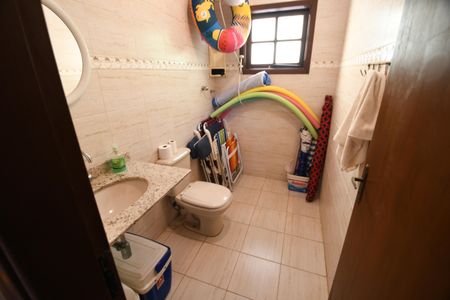 Casa de condomínio para alugar com 476m², 4 quartos e 2 vagasBanheiro de serviço