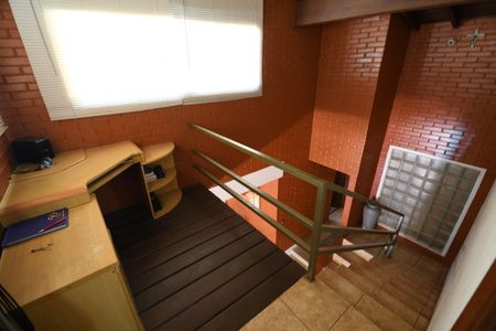 Casa de condomínio para alugar com 476m², 4 quartos e 2 vagasEscritório / Escada