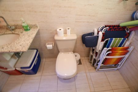 Casa de condomínio para alugar com 476m², 4 quartos e 2 vagasBanheiro de serviço