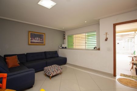 Casa à venda com 150m², 3 quartos e 4 vagas Casa à venda com 150m², 3 quartos e 4 vagasSala