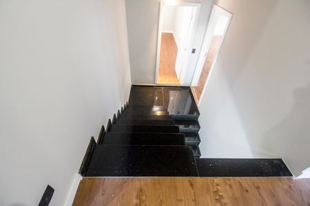 Casa de condomínio à venda com 400m², 4 quartos e 6 vagasEscada