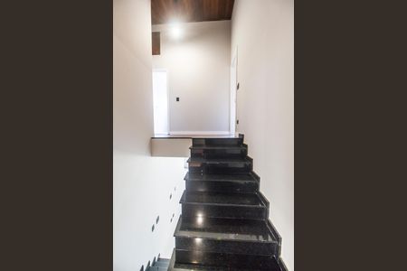 Casa de condomínio à venda com 400m², 4 quartos e 6 vagasEscada