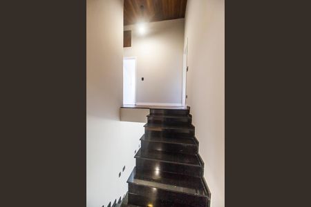 Casa de condomínio à venda com 400m², 4 quartos e 6 vagasEscada