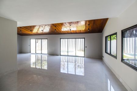 Casa de condomínio à venda com 400m², 4 quartos e 6 vagasSala