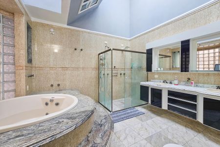 Casa de condomínio para alugar com 480m², 4 quartos e 6 vagas Casa de condomínio para alugar com 480m², 4 quartos e 6 vagasBanheiro da Suíte 2