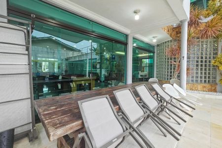 Casa de condomínio para alugar com 480m², 4 quartos e 6 vagas Casa de condomínio para alugar com 480m², 4 quartos e 6 vagasÁrea Externa