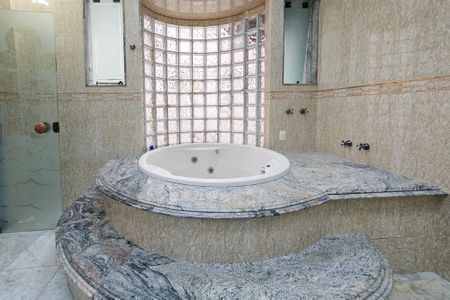 Casa de condomínio para alugar com 480m², 4 quartos e 6 vagas Casa de condomínio para alugar com 480m², 4 quartos e 6 vagasBanheiro da Suíte 2