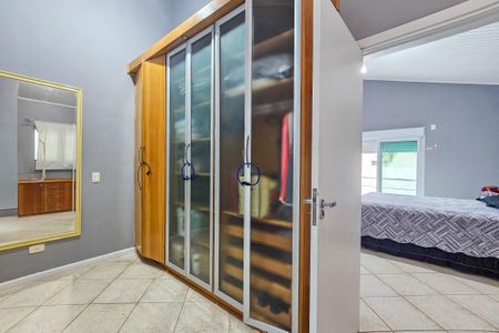 Casa de condomínio para alugar com 480m², 4 quartos e 6 vagas Casa de condomínio para alugar com 480m², 4 quartos e 6 vagasCloset da Suíte 2
