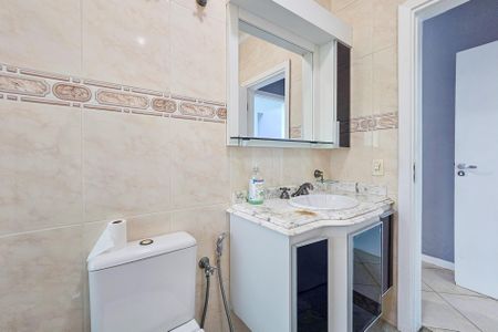 Casa de condomínio para alugar com 480m², 4 quartos e 6 vagas Casa de condomínio para alugar com 480m², 4 quartos e 6 vagasBanheiro da Suíte 1