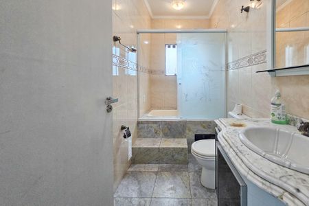 Casa de condomínio para alugar com 480m², 4 quartos e 6 vagas Casa de condomínio para alugar com 480m², 4 quartos e 6 vagasBanheiro da Suíte 1