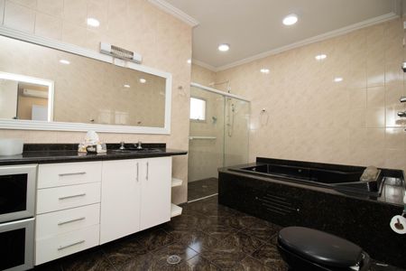 Casa à venda com 539m², 4 quartos e 4 vagasBanheiro da Suíte 1