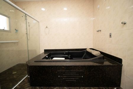 Casa à venda com 539m², 4 quartos e 4 vagasBanheiro da Suíte 1