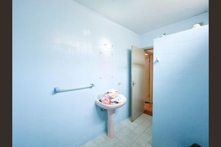 Casa à venda com 300m², 3 quartos e 2 vagas Casa à venda com 300m², 3 quartos e 2 vagasBanheiro