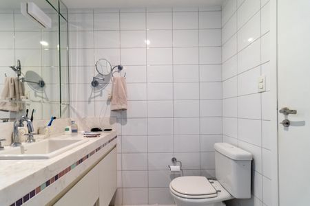 Apartamento à venda com 134m², 2 quartos e 2 vagas Apartamento à venda com 134m², 2 quartos e 2 vagasBanheiro da Suíte 1