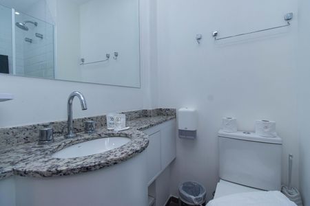 Banheiro de kitnet/studio para alugar com 0 quarto, 22m² em Vila Mariana, São Paulo